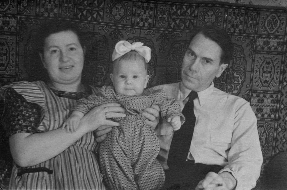 Нина Петровна Никитина с мужем и дочерью Любой.