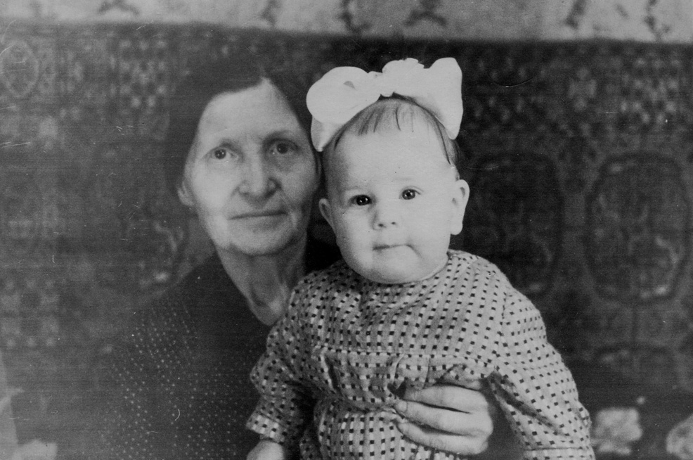 Екатерина Николаевна Куприянова (Агафоновоа) с внучкой Любой.