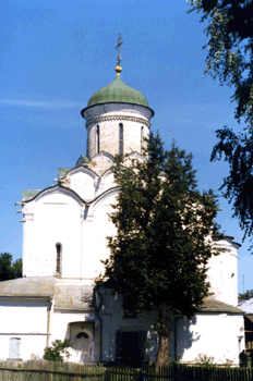 Город Владимир. Успенский (Княгинин) монастырь (1200-1202). Фото 1999 г.
